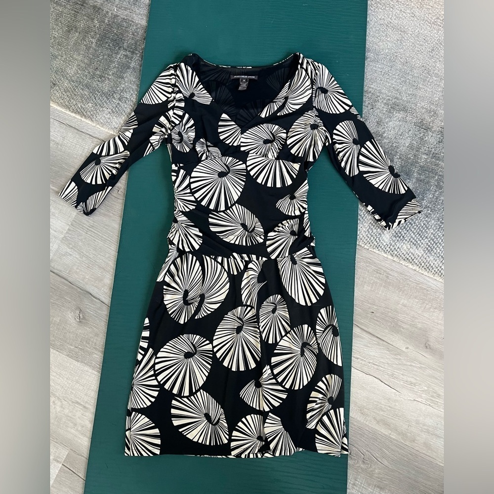 Jones Wear Dress Size 12 Black White V-Neck Ruched 3/4 Sleeve Midi